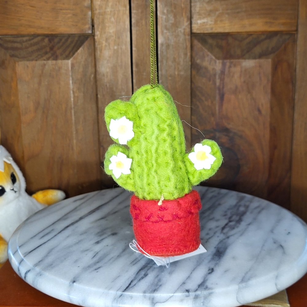 Handcrafted Saguro Cactus Candle - Picture 4 of 15